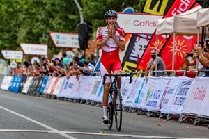 El cántabro Iván Cobo celebrando su triunfo en La Nucía