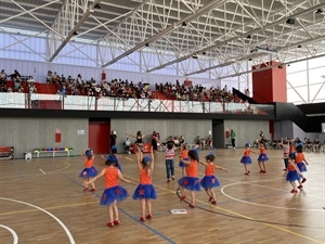 Uno de los bailes de Infantil ayer en el Pabellón Muixara