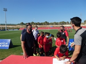 Todos los jugadores con sus entrenadores firmaron en el "libro de campeones" del Estadi Olímpic