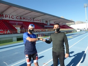 El "oro Olímpico" Kristian Blummenfelt saludando a Bernabé Cano, alcalde de La Nucía, en el Estadi Olímpic Camilo Cano de La Nucía  --