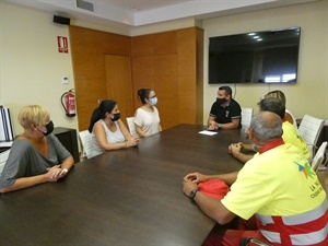 Los trabajadores dialogando con Bernabé Cano, alcalde de La Nucía