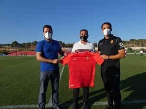Luís García, entrenador del Mallorca, y Pablo Ortells, CEO de Fútbol, entregaron una camiseta del Mallorca a Bernabé Cano, alcalde de La Nucía