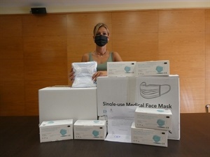 Mª Jesús Jumilla, concejala de personal, con las cajas de mascarillas donadas por la Diputación