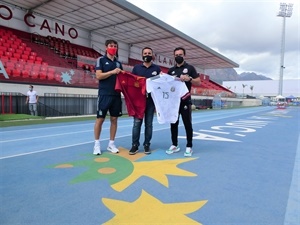 Santi Denia, seleccionador de España sub 19, Luís Ernesto Pérez Gómez, seleccionador de México sub 19 y Bernabé Cano, alcalde de La Nucía