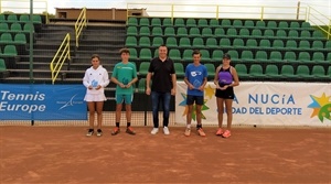 Los ganadores del torneo individual Eugenia Menéndez y Sergi Fita y los subcampeones Eva Kriuchkova y Valentín González con sus trofeos junto a Sergio Villalba, concejal de Deportes