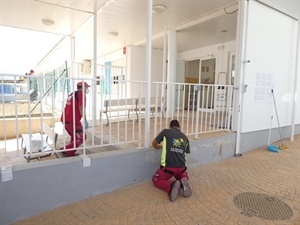 Los servicios técnicos ultimando las últimas tareas de mantenimiento para que todo esté "a punto" de cara al inicio del curso escolar