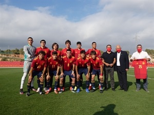 La selección española sub 19 junto a Salvador Gomar, pte. FFCV, Hugo Salcedo, Dtor Ejectuvio CF La Nucía y Bernabé Cano, alcalde de La Nucía