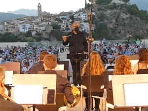 La batuta de Ramón Lorente dirigió este "Concert 40 anviersari" de la Unió Musical La Nucia