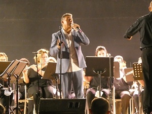 El cantante Héctor Andrés Gibert durante el concierto