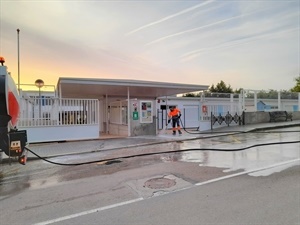 Limpieza y desinfección con agua con hipoclorito en la entrada del Colegio Muixara de La Nucía
