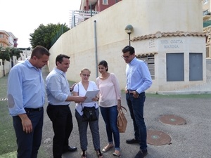 Representantes de la comunidad de propietarios de la Urb. Costa Marina junto a Bernabé Cano, alcalde de La Nucíal