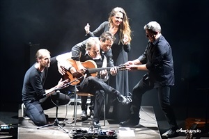 El tema "Ocho manos" fue interpretado por todo el grupo a la vez en la misma guitarra