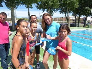 Mélani Costa firmando autógrafos a las alumnas del Campus en la Piscina al aire libre de La Nucía