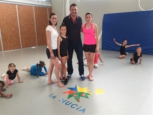 Emma Yusupova junto a sus entrenadoras y Sergio Villalba, concejal de Deportes