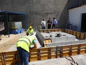 Bernabé Cano, alcalde de La Nucía y Miguel A. Ivorra, concejal de Urbanismo visitando las obras del Depósito