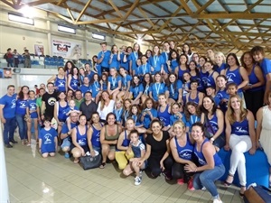 Todas las "sincro nucieras" con sus medallas, con sus padres y monitoras junto a la nadadora olímpica Melani Costa, el representante de la FNCV, el alcalde de La Nucía Bernabé Cano y concejal de Deportes