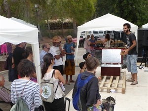 Público de todas las edades en el Taller de Hornos Solares Caseros