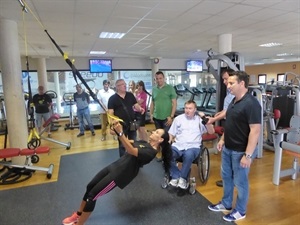 En el gimnasio de la Piscina de La Nucía viendo una demostración de TRX