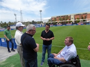 Visitando el campo de césped natural de la Ciutat Esportiva Camilo Cano