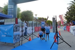 Rubén Caballero entrando a meta de los 10 km junto a sus hijos