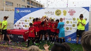 El equipo celebrando el campeonato