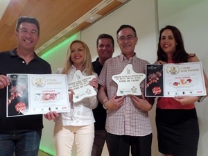 El Rest. Caravana y Pizzeria Charlie con sus premios de mejores tapas 2016 junto al pte. AECNU Juan A. Montiel, Director del CDT Francisco Juan y Vanessa Geijo, concejal de Comercio