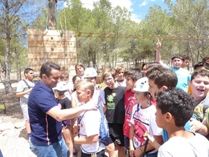 Bernabé Cano, alcalde de La Nucía, hablando con los escoalres